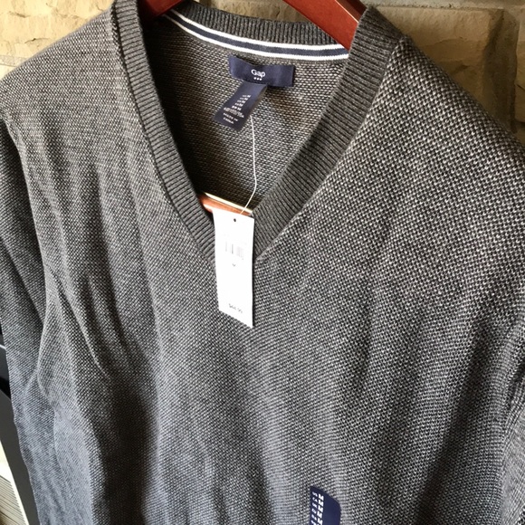 Gap Gray V-Neck Sweater. Size M NWT - Picture 3 of 4